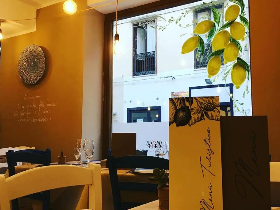 La sala della Lampara con sedute blu e decorazioni di limoni