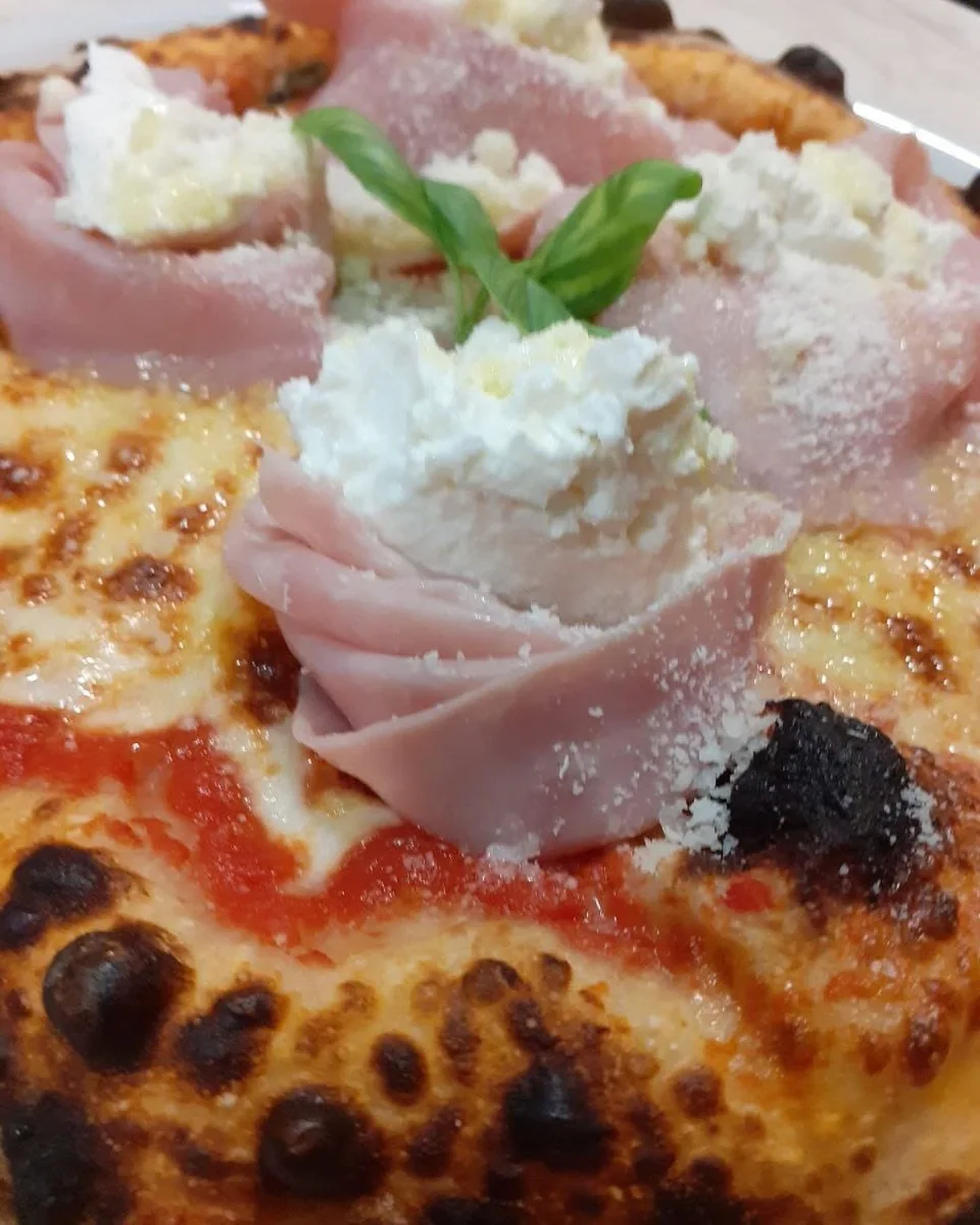 Pizza Troisi della Lampara con ricotta, prosciutto cotto e basilico